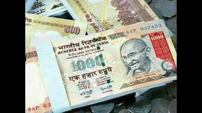 Sub-inspector dupes trader of Rs 15 lakh in old notes
