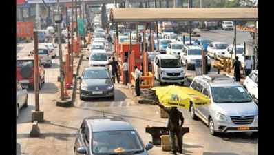 Serpentine queues force brief waivers at some toll posts