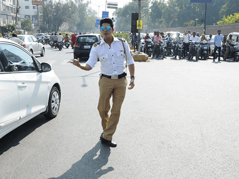 Vishal Malhotra: Vishal Malhotra turns traffic cop for real in Ahmedabad -  Times of India