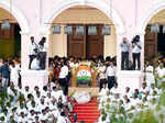 Lakhs of people pay homage to Jayalalithaa