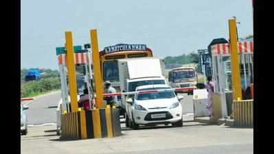 <arttitle><b>Demonetisation row: Cantt board gives 2 weeks extension to toll contractor </b></arttitle>