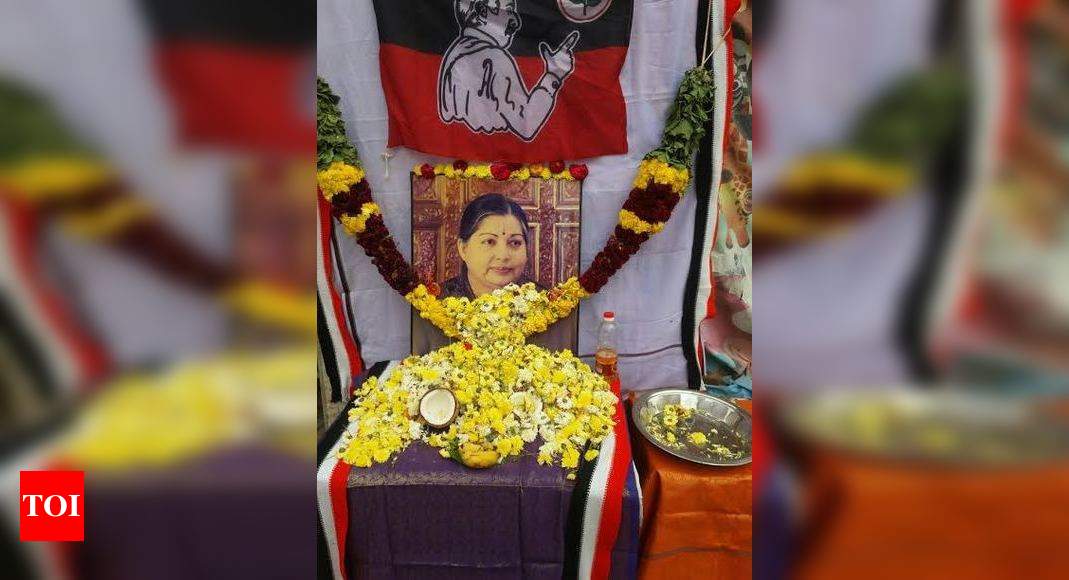 Jayalalithas Funeral Jayalalithaa Becomes Everyones Leader In Her