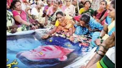 Tamilians across city mourn Jaya's passing with prayers and tribute