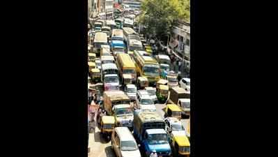 <arttitle><b>SP Rally causes traffic jams in Agra, commuters harassed</b></arttitle>