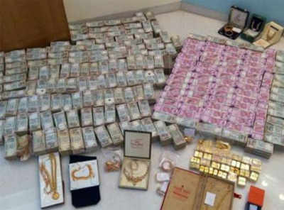 Rs 5.7 crore in new notes seized from 'secret bathroom chamber' of hawala dealer in Karnataka