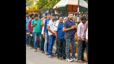New 500 notes remain trickle, queues get longer