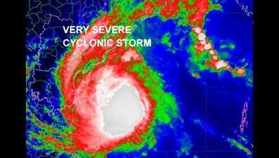 Severe cyclonic storm Vardah likely to make landfall near Chennai with 80-90 kmph wind speed