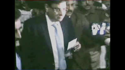 RBI governor Urjit Patel heckled outside Kolkata airport