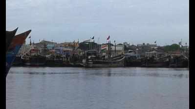 Gujarat fishermen robbed in mid-sea near Daman