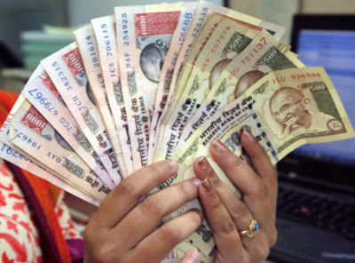 Political parties can deposit old currency notes in their bank accounts