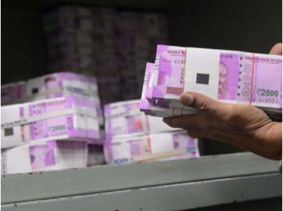 Rs 1.40 crore in new notes seized in Mumbai, three detained