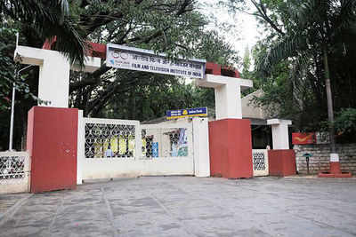 FTII plays the national anthem before short firm fest