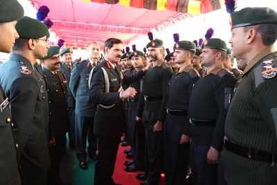 Army chief on a farewell visit to Central Command Headquarters ...