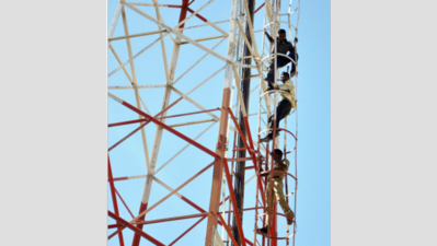 <arttitle>Unable to withdraw cash, villager climbs mobile tower & threatens to jump<b/></arttitle>