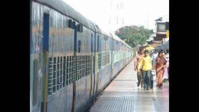 Low visibility delays 18 trains to Haryana