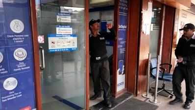 No cash, man smashes ATM kiosk’s panes