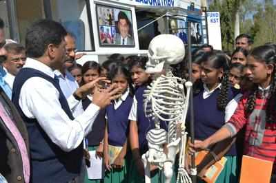 mobile lab science rural areas tour january rangappa uom interacts knowledge launch wheels students during mysuru