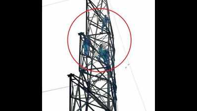 4 jobless linemen climb atop power tower on Sukhbir’s turf