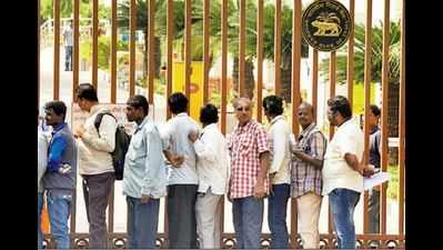On last day to deposit old notes, banks cheer with shorter queues