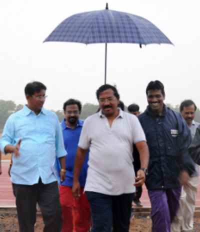 K PandiaRajan: Minister Pandiarajan makes surprise visit to Anna ...