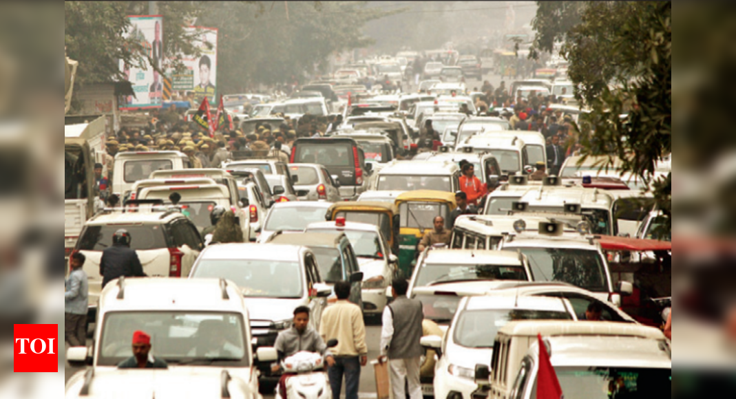 hazratganj chauraha shahnajaf: Convention &amp; congestion: Traffic spins