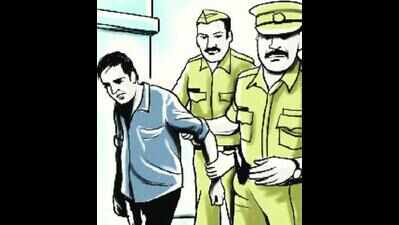 10 arrested for racing on beach road