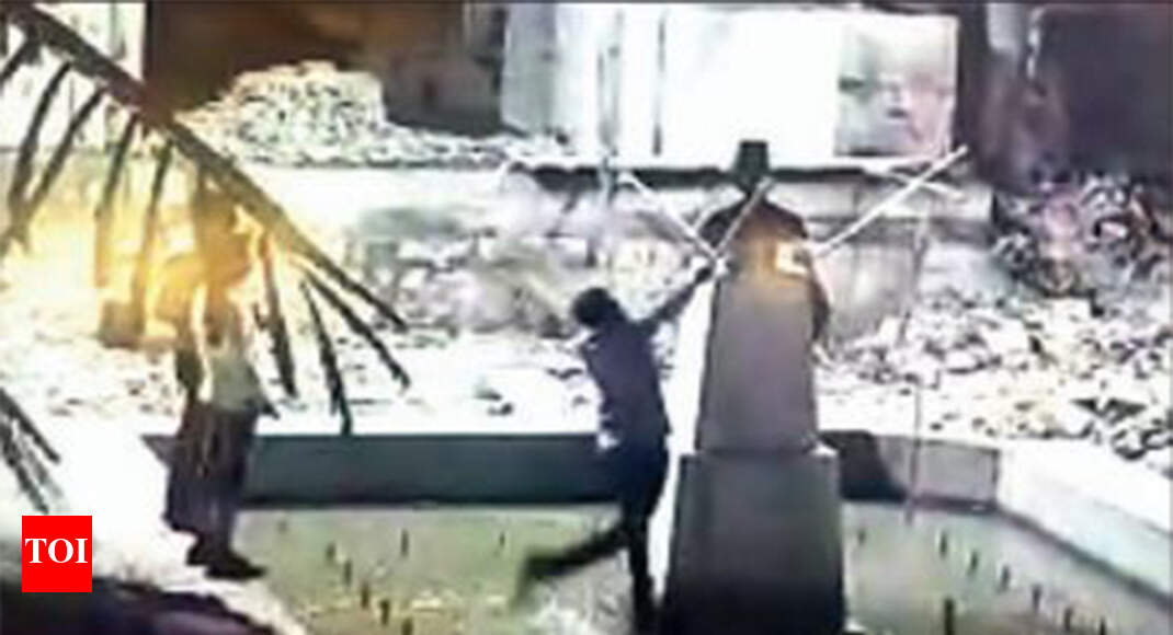 Bust of Marathi playwright Ram Ganesh Gadkari vandalized, 4 held Pune