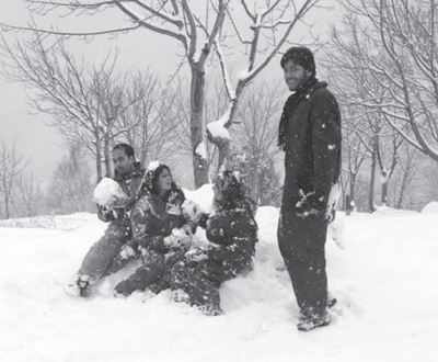 Manali cheers tourists with season’s first snowfall