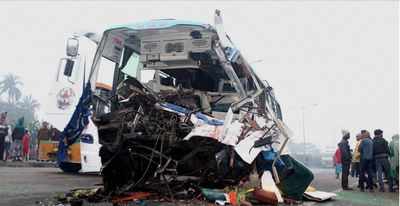 accident howrah bus injured killed nh wreckage met saturday near after pti