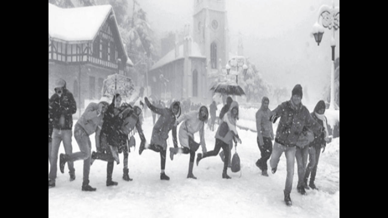 Heavy Snowfall Himachal: Heavy snowfall disrupts life in Himachal |  Chandigarh News - Times of India