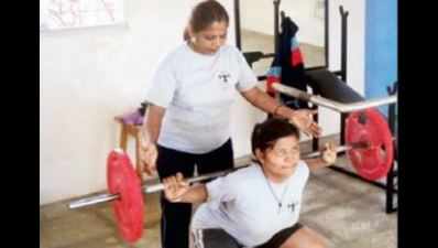 Sandwich-selling mom and daughter uplift themselves, become champion powerlifters
