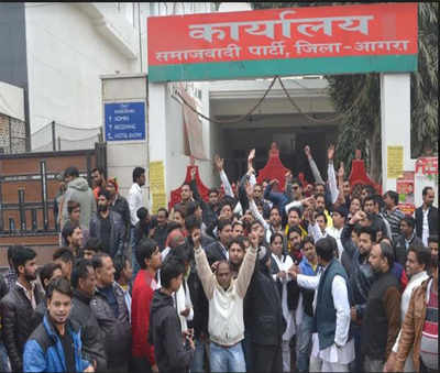 Chaos erupts at Samajwadi Party's Agra office as Akhilesh supporters block Shivpal's men