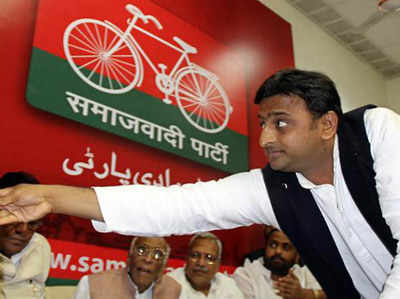 As SP fight escalates, Akhilesh camp urges EC to decide fast on 'cycle' symbol