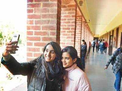 Miranda House asks part-time students to show selfie-control, they call it their right