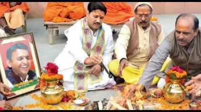 Samajwadi Party supporters keep the faith, seek divine help