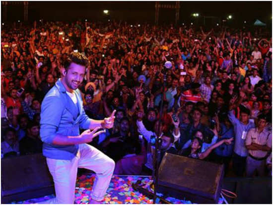 Atif Aslam stops his concert midway to save a girl from getting molested