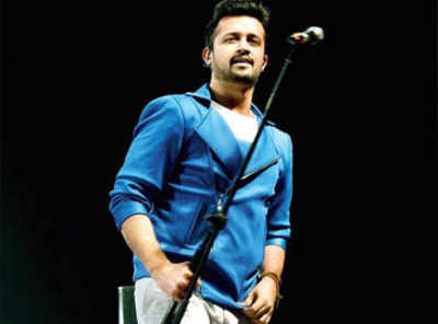 Atif Aslam rescues girl from harassers during concert
