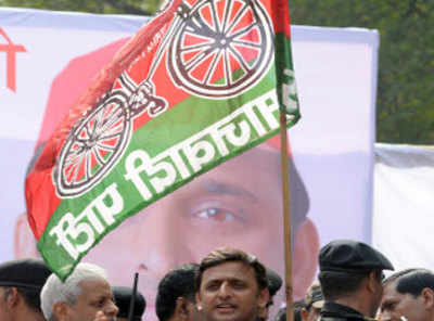 EC gives Samajwadi Party's 'cycle' symbol to Akhilesh Yadav