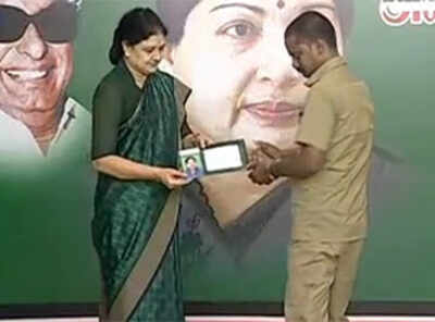 Sasikala Natarajan distributes cheques to differently abled on MGR's 100th centenary