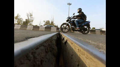 Wide gap on Delhi's Lajpat Nagar flyover raises safety concerns