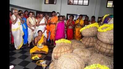 Palimar Mutt seer performs Akki Muhurtha