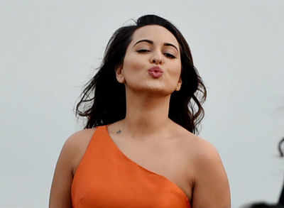400px x 293px - Sonakshi Sinha proves orange is the new black at Monisha Jaisingh's show -  Times of India