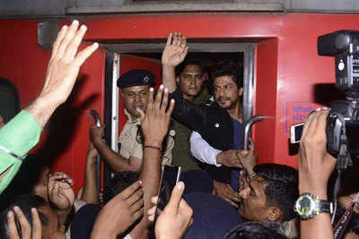 Raees: Shah Rukh Khan boards August Kranti Rajdhani from Mumbai to Delhi to promote his film