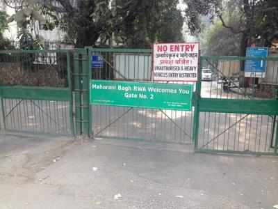 Closed Maharani Bagh gate cuts off access to Ring Road