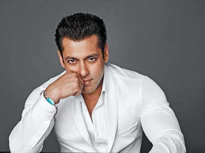 Watch: Salman Khan parties with rumoured ladylove Iulia Vantur and Saif Ali Khan
