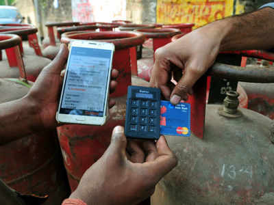 To promote digital payments, give Rs 1,000 subsidy to buy smartphones, chief ministers' panel urges PM Modi