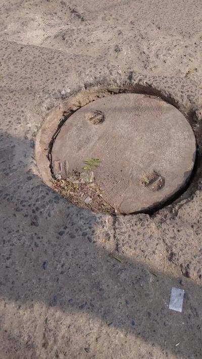 Dangerous manhole in Yamuna Vihar - Times of India