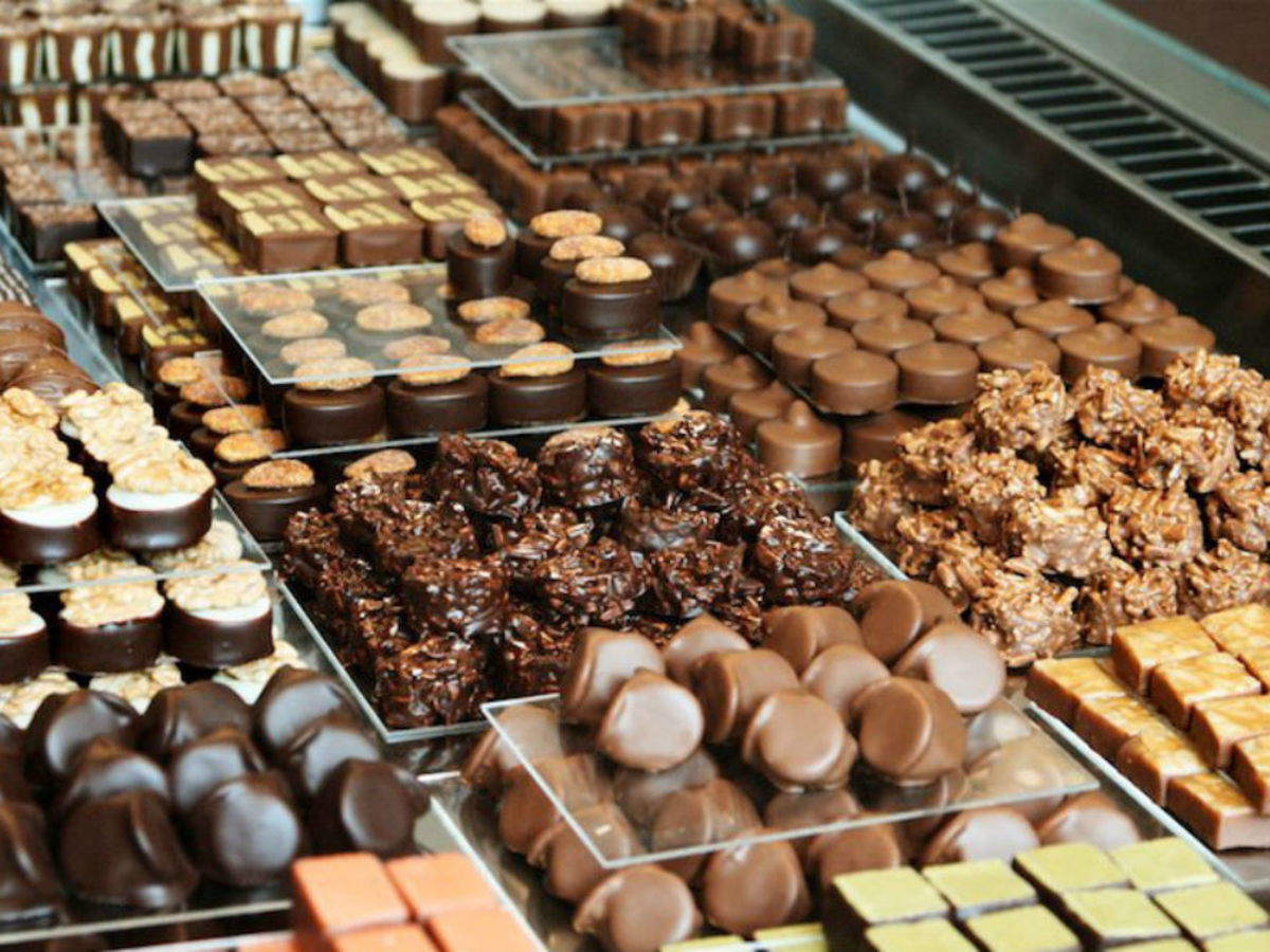 Производит сладости. Фабрика шоколада в Швейцарии. Швейцарский шоколад. Швейцарские шоколадные конфеты. Шоколадные кондитерские изделия.