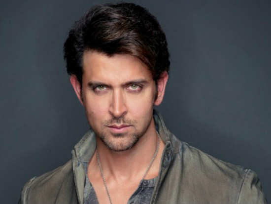 Hrithik Roshan pays a surprise visit to his fans at Chandan theatre