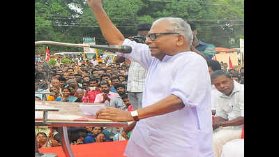 Ramesh Chennithala, V S Achuthanandan flay attack on Kodiyeri's public meeting